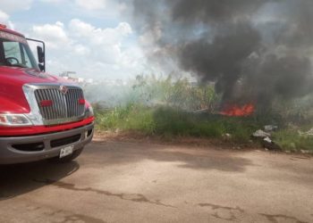 Incendio de pastizales afecta circulación en carretera Cárdenas-Villahermosa
