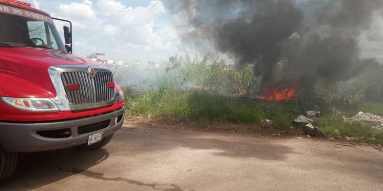 Incendio de pastizales afecta circulación en carretera Cárdenas-Villahermosa