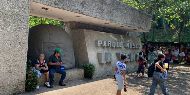 Alta afluencia de turistas en el Parque Museo La Venta