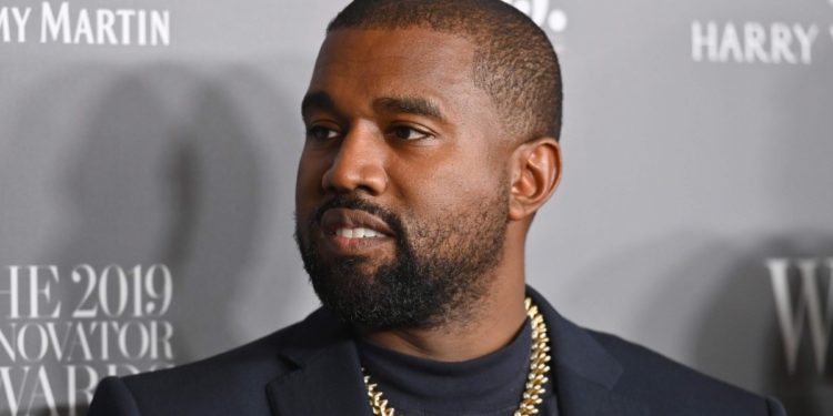 Kanye West enfrenta demanda por racismo y conducta abusiva