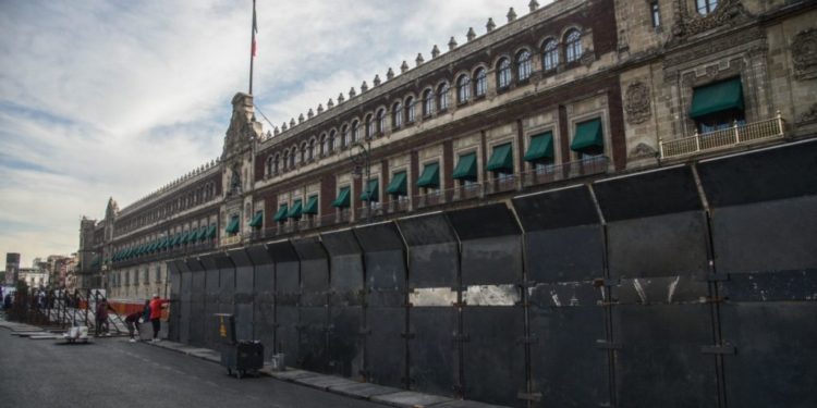 Palacio Nacional es blindado tras marcha de los 43 normalistas de Ayotzinapa