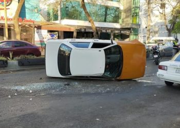 Aparatoso accidente en Paseo Tabasco deja vehículo volcado y daños en infraestructura pública