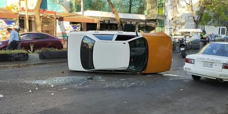 Aparatoso accidente en Paseo Tabasco deja vehículo volcado y daños en infraestructura pública