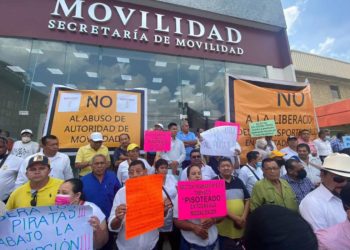 Transportistas protestan en la SEMOVI por falta de pago de subsidios