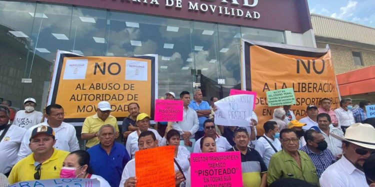 Transportistas protestan en la SEMOVI por falta de pago de subsidios