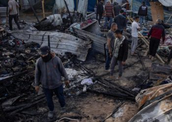 Registran nuevo bombardeo en un campo de refugiados en Rafah; deja 21 personas muertas