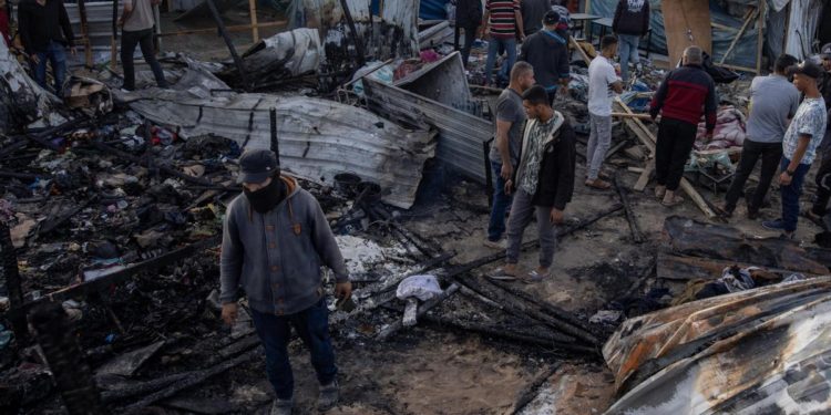 Registran nuevo bombardeo en un campo de refugiados en Rafah; deja 21 personas muertas