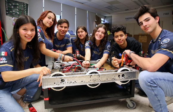 Alumnos de Prepa Tec Campus Jalisco representan a México en el concurso de Robótica Mundial