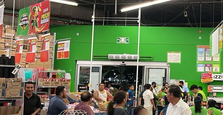Hombre amenaza a clientes y se roba varios artículos de Bodega Aurrerá Corales