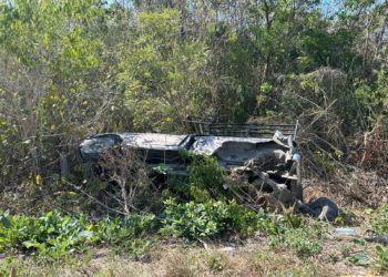 Vuelva camioneta al chocar contra un espectacular en la carretera federal 307