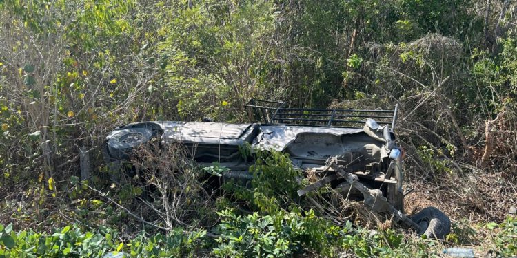 Vuelva camioneta al chocar contra un espectacular en la carretera federal 307