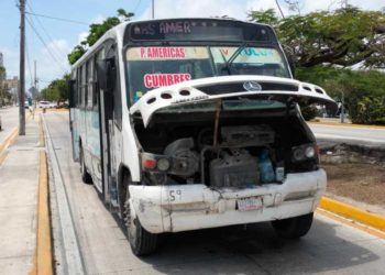 Autobús de transporte público queda varado en pleno centro avenida Tulum