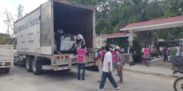 Realiza INE entrega de material para la jornada electoral en Quintana Roo