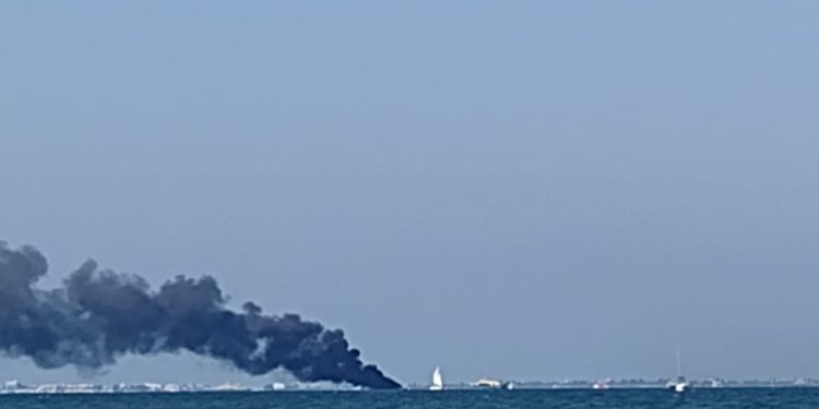 Se incendia yate mientras navegaba hacia Isla Mujeres