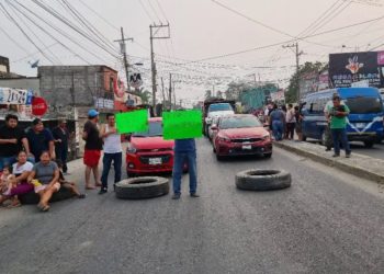 Pobladores bloquean carretera La Isla-Reforma por falta de energía eléctrica