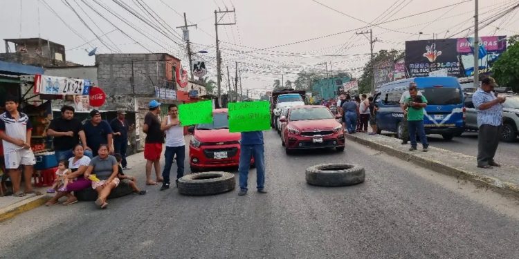Pobladores bloquean carretera La Isla-Reforma por falta de energía eléctrica