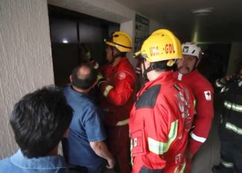 Cae elevador con decenas de atletas del deporte en Guadalajara