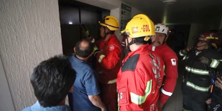 Cae elevador con decenas de atletas del deporte en Guadalajara