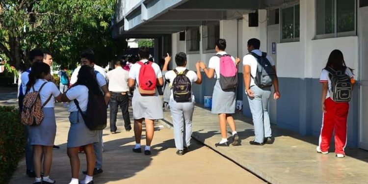 Descartan reducir horarios de clases ante altas temperaturas en Tabasco