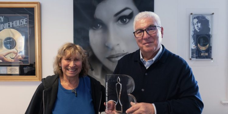 Amy Winehouse obtiene el premio BRIT Billion a trece años de su muerte