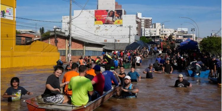 Aumenta a 147 el número de muertos tras inundaciones en Brasil