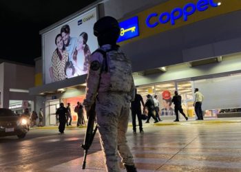 Balean a sujetos en la plaza Mall, Cancún