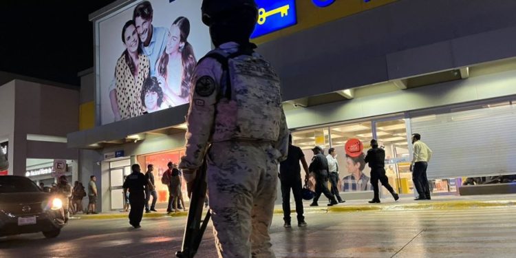 Balean a sujetos en la plaza Mall, Cancún