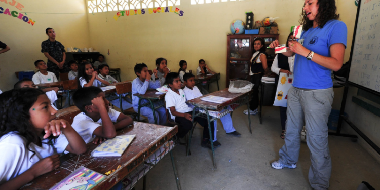 Maestros ajustan horarios de clases para evitar altas temperaturas: SNTE