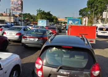 Evento y ausencia de tránsito provocan caos en intersección de Ruiz Cortines y Paseo Tabasco