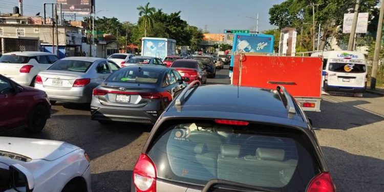 Evento y ausencia de tránsito provocan caos en intersección de Ruiz Cortines y Paseo Tabasco