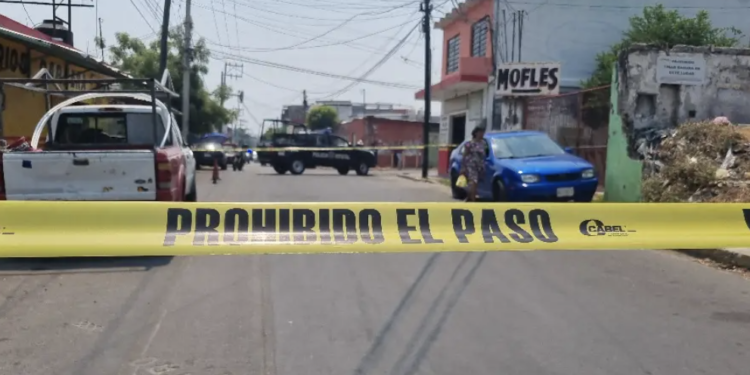 Trabajador pierde la vida tras caída desde espectacular en Atasta; otro fallece al caer de un andamio en Tamulté