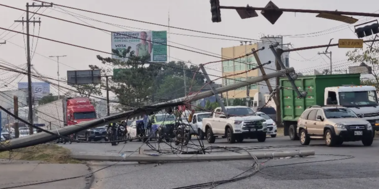 CFE informa sobre más de 3 mil usuarios afectados por derribo de postes en Periférico