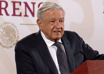 AMLO anuncia aumento salarial del 10% a Maestros