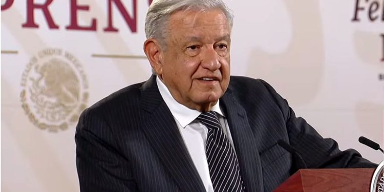 AMLO anuncia aumento salarial del 10% a Maestros