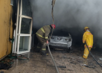 Incendian camioneta en la colonia Indeco de Villahermosa