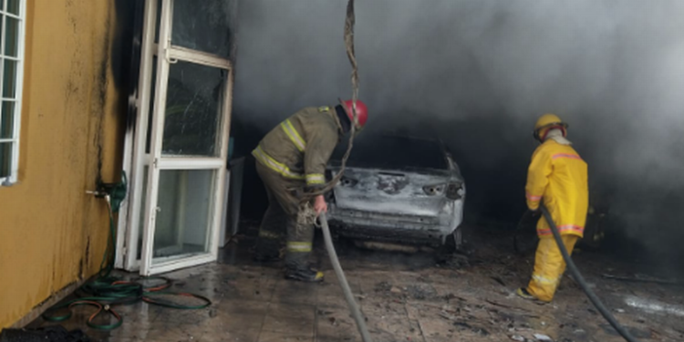 Incendian camioneta en la colonia Indeco de Villahermosa