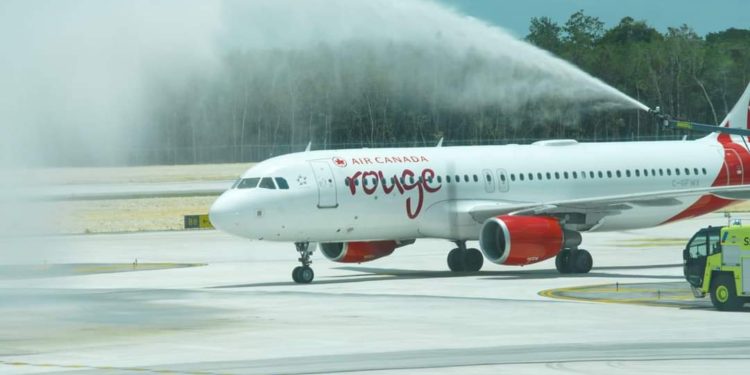 Aerolínea de Canadá aterrizó hoy al aeropuerto internacional de Tulum