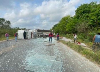 Vuelca camión y genera trafico vial en carretera federal 307, Chetumal
