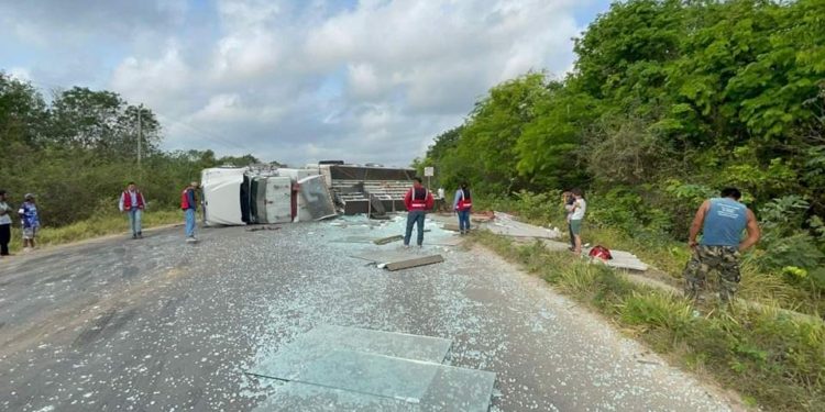 Vuelca camión y genera trafico vial en carretera federal 307, Chetumal