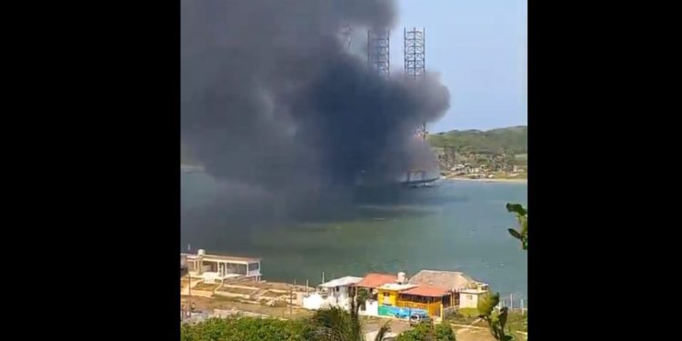 Registran incendio en una plataforma petrolera en Veracruz