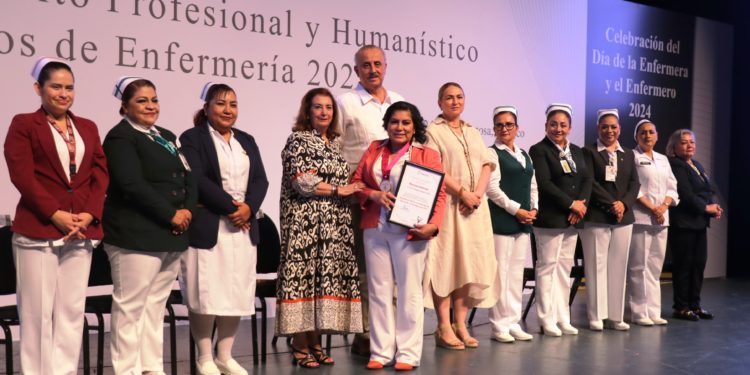 Rinde pueblo de Tabasco homenaje a las y los profesionales de la enfermería