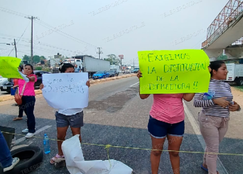 Protesta de padres de familia en Parrilla exige destitución de directora