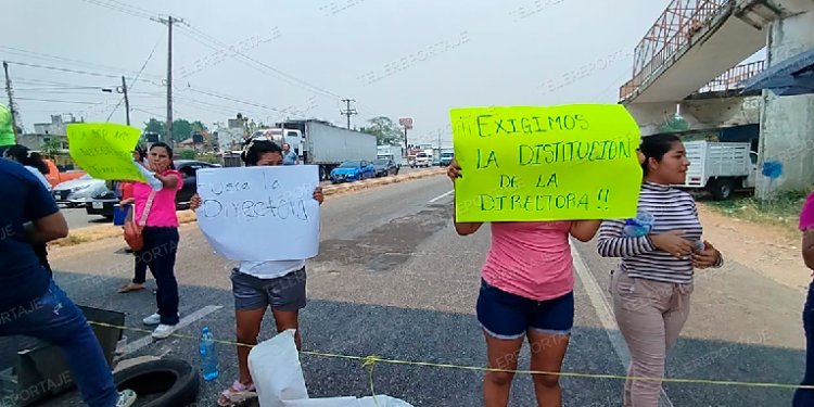 Protesta de padres de familia en Parrilla exige destitución de directora