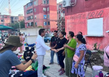Roberto Palazuelos recorre la popular colonia “Corales” y ofrece su apoyo total a las familias cancunenses