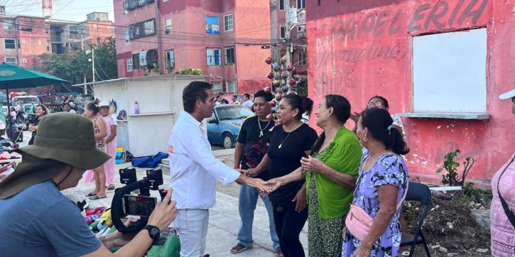 Roberto Palazuelos recorre la popular colonia “Corales” y ofrece su apoyo total a las familias cancunenses