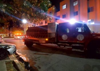 Incendian mototaxi, afectando a varios vehículos en Cancún
