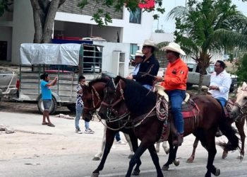 «Roberto Palazuelos encabeza Cabalgata en el Pueblo Mágico de Bacalar”