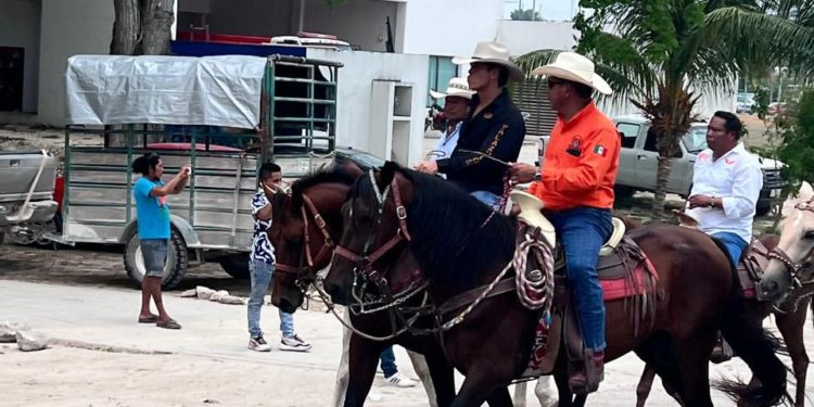 «Roberto Palazuelos encabeza Cabalgata en el Pueblo Mágico de Bacalar”