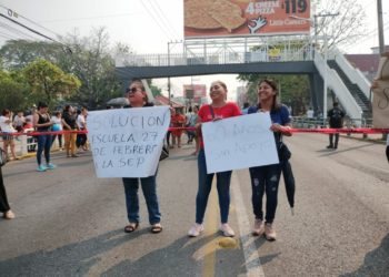 Padres de familia bloquean Avenida Méndez por falta de energía eléctrica en primaria de Atasta