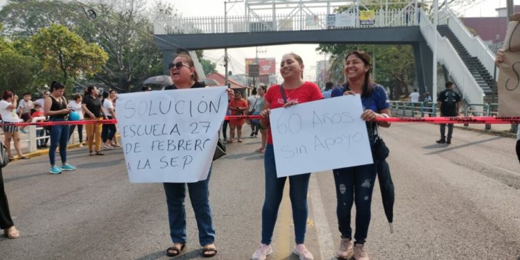 Padres de familia bloquean Avenida Méndez por falta de energía eléctrica en primaria de Atasta